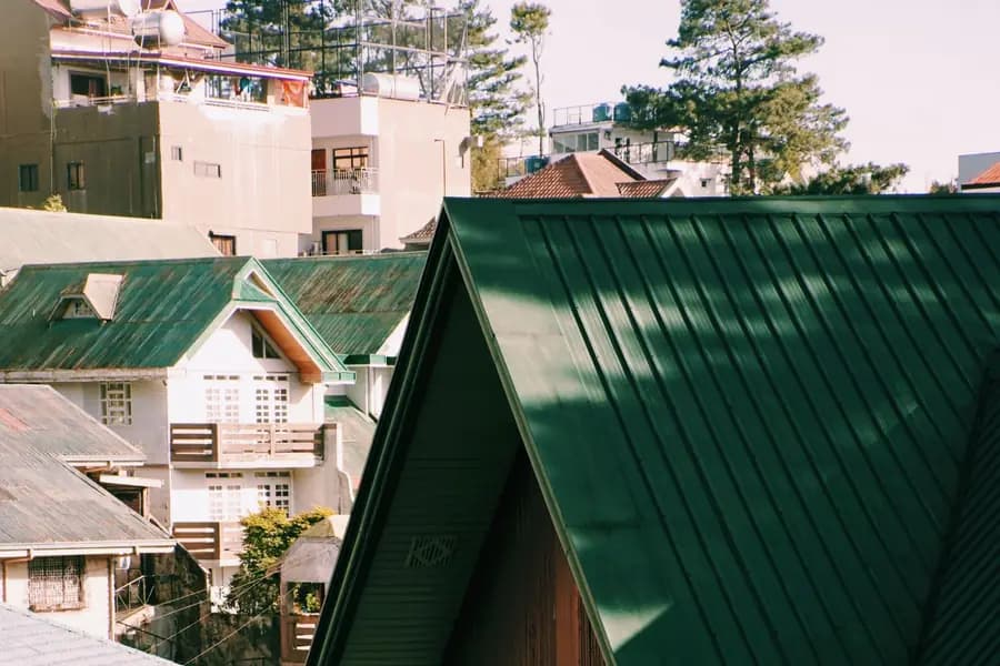 Toit de tôle verte sur une maison